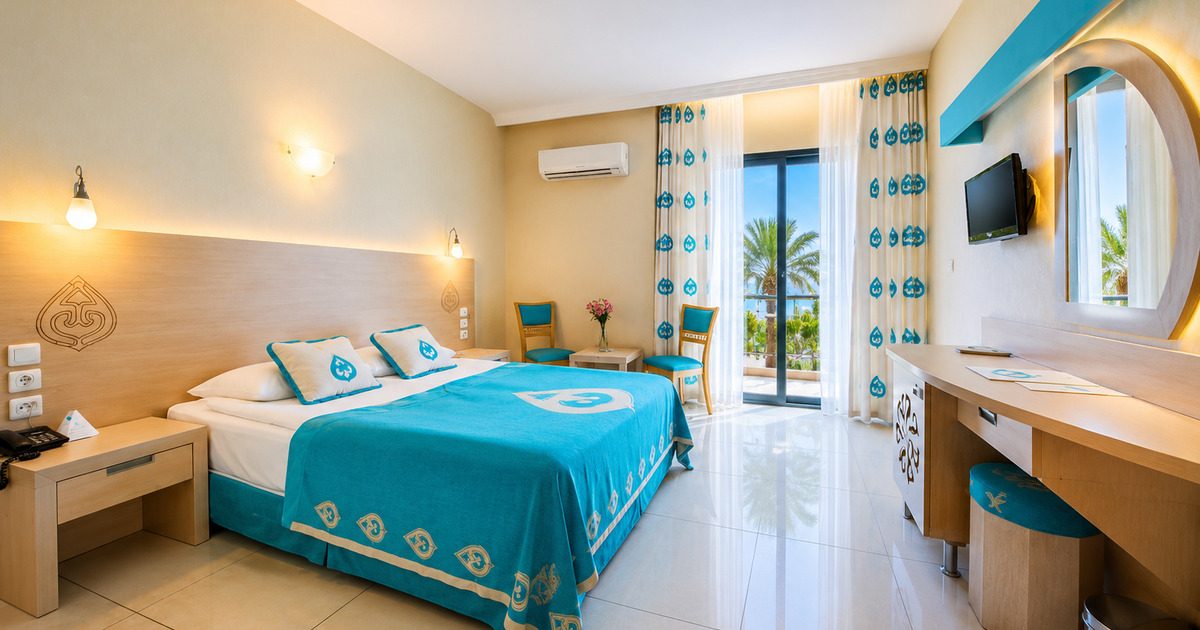 Standard double room with turquoise decor, balcony and sea view, Kemer Antalya